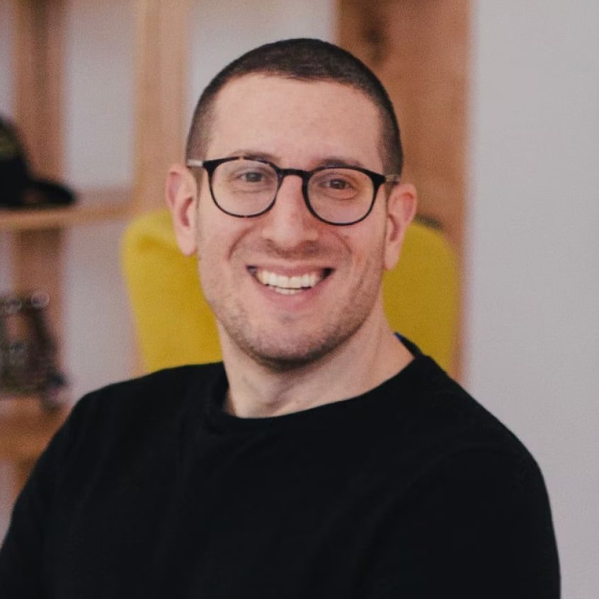 Bapak Ahmad Rizki - Direktur Perusahaan Manufaktur